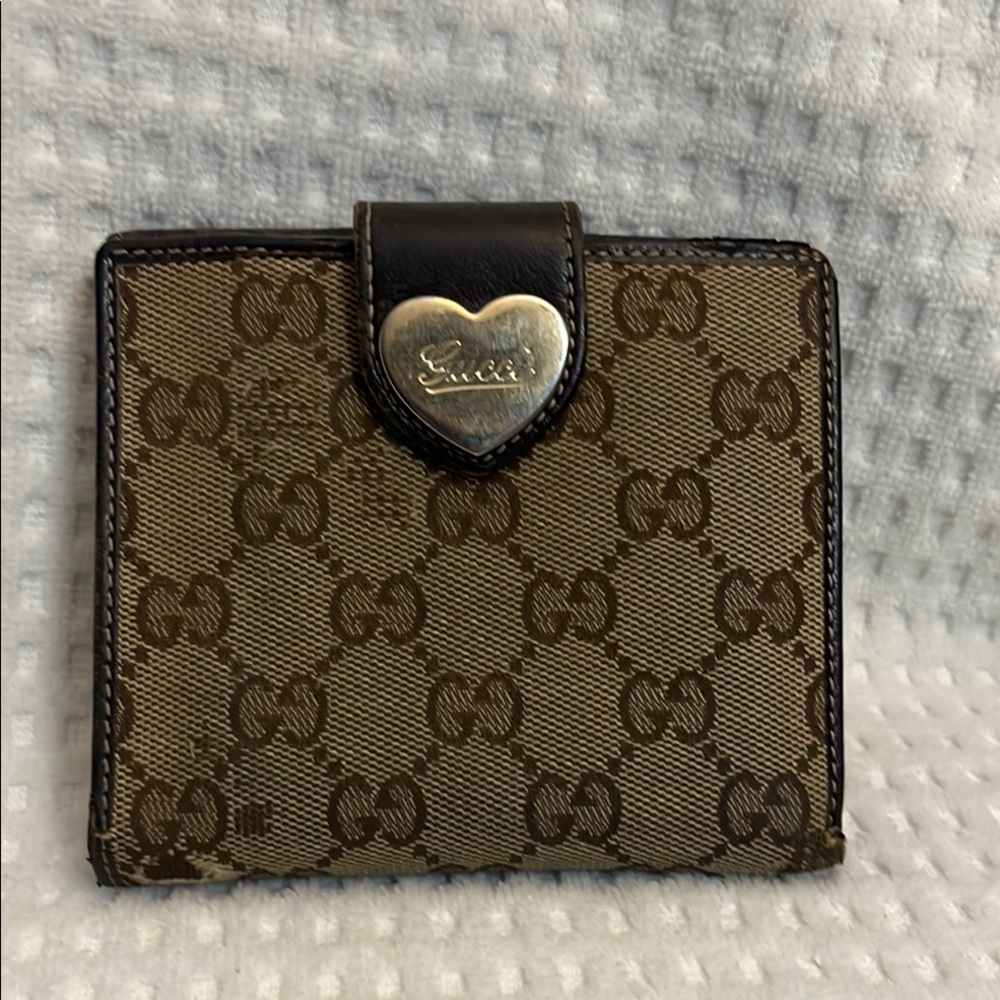 🔥🔥Pre Loved Vintage Gucci monogram canvas Wallet with Heart clasp🔥🔥